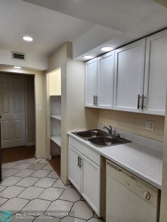 Active With Contract: $174,500 (2 beds, 2 baths, 1260 Square Feet)