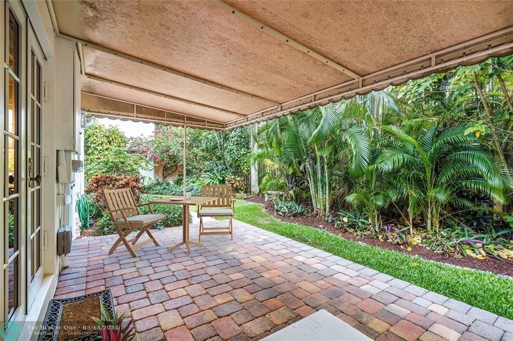 Recently Sold: $1,300,000 (2 beds, 2 baths, 1035 Square Feet)