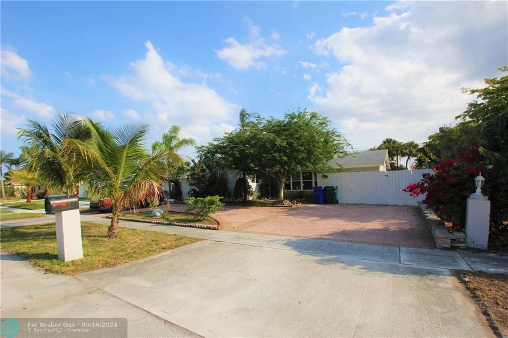 Recently Sold: $450,000 (4 beds, 2 baths, 1685 Square Feet)