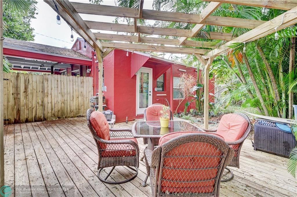 Recently Sold: $569,900 (2 beds, 1 baths, 776 Square Feet)