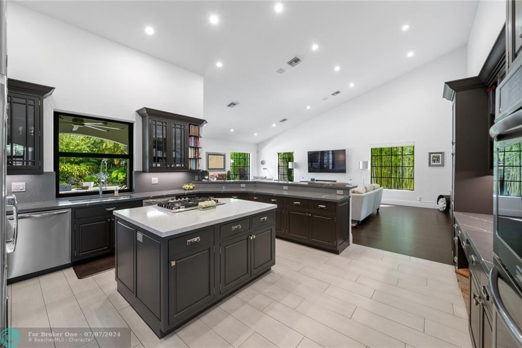 Recently Sold: $4,349,000 (6 beds, 3 baths, 4588 Square Feet)