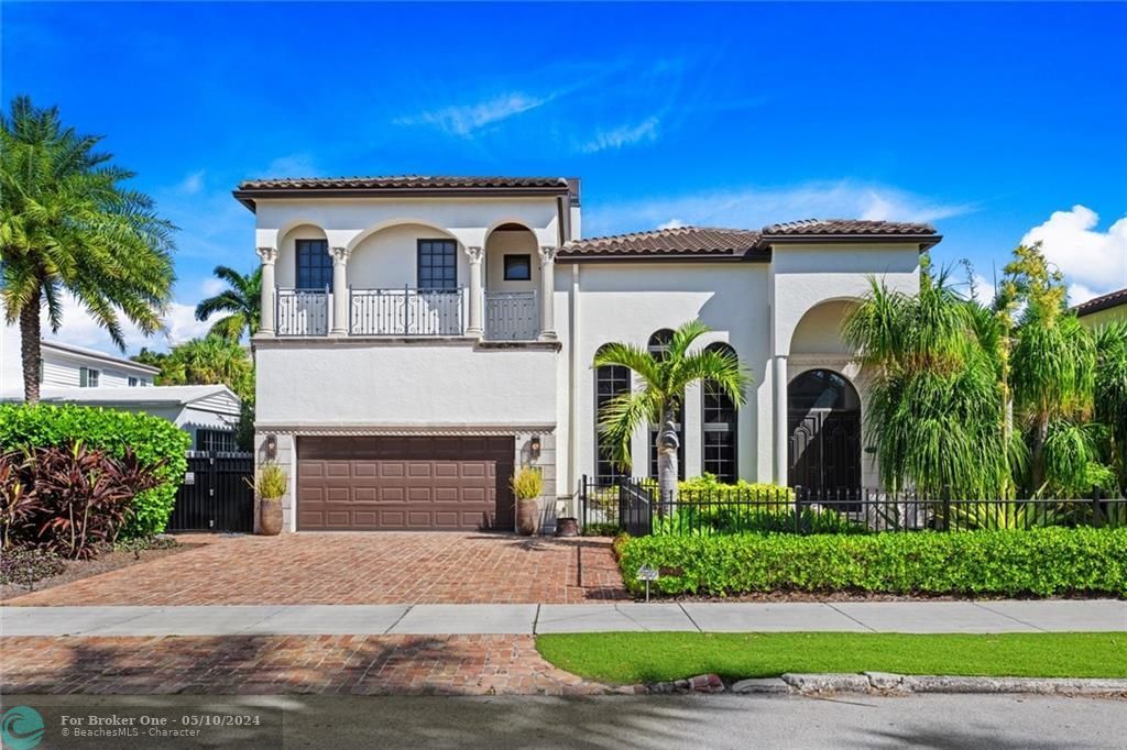 Recently Sold: $4,349,000 (6 beds, 3 baths, 4588 Square Feet)