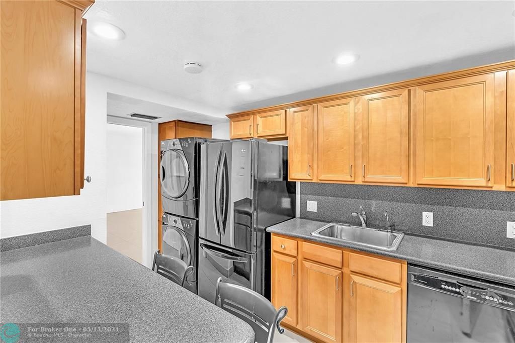Recently Sold: $299,999 (1 beds, 1 baths, 1040 Square Feet)