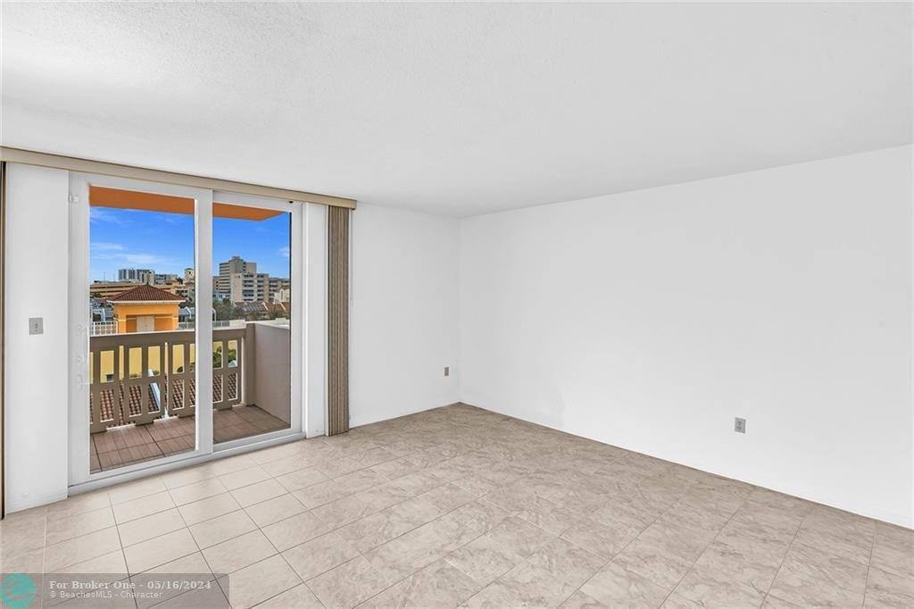 Recently Sold: $299,999 (1 beds, 1 baths, 1040 Square Feet)