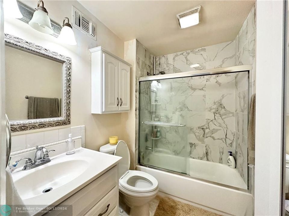 最近售出: $180,000 (2 贝兹, 2 浴室, 949 平方英尺)