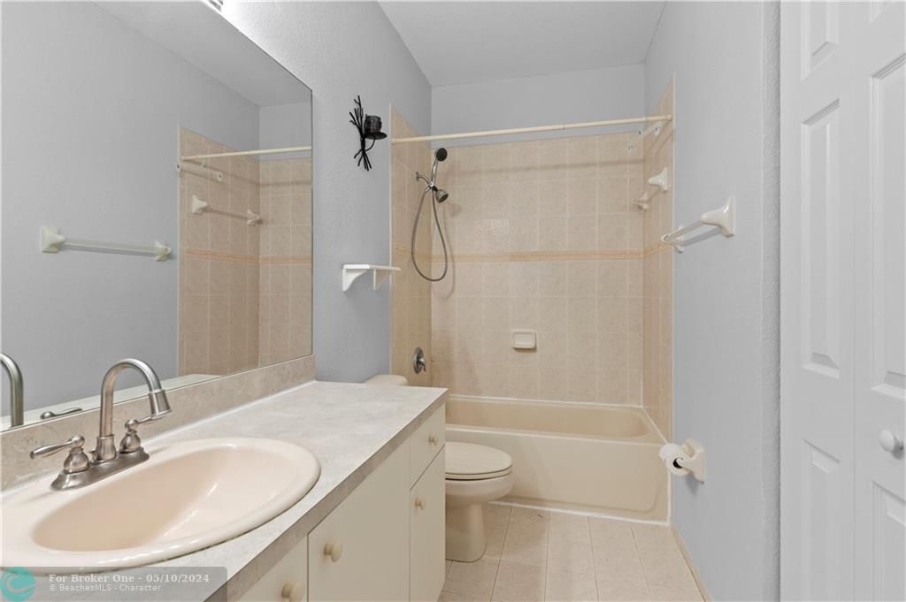 最近租的: $2,400 (2 贝兹, 2 浴室, 1214 平方英尺)
