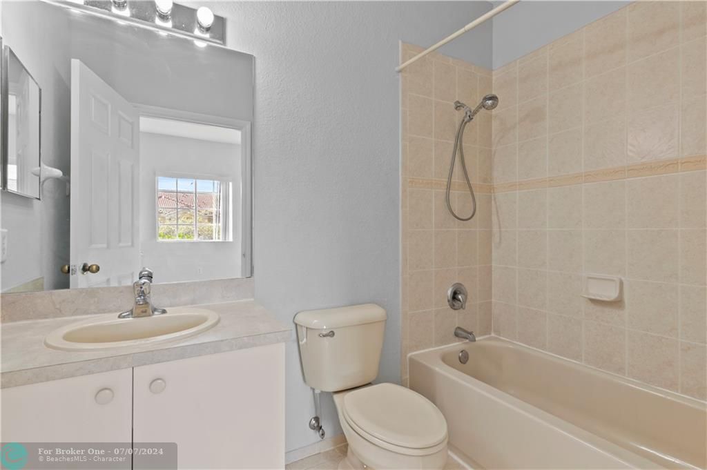 最近租的: $2,400 (2 贝兹, 2 浴室, 1214 平方英尺)
