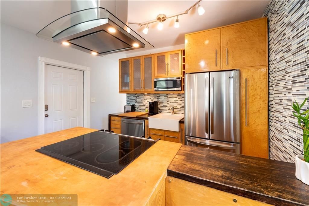 Recently Sold: $2,900 (2 beds, 1 baths, 738 Square Feet)