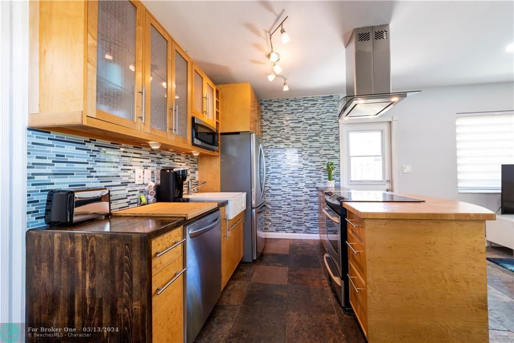 Recently Sold: $2,900 (2 beds, 1 baths, 738 Square Feet)