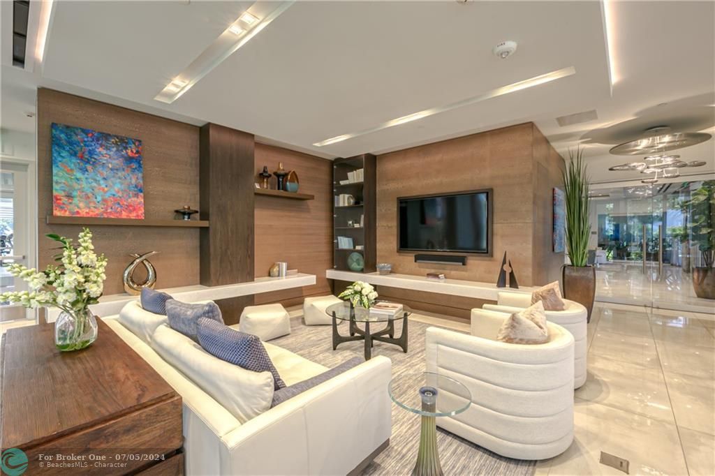Recently Sold: $3,000,000 (3 beds, 3 baths, 2383 Square Feet)
