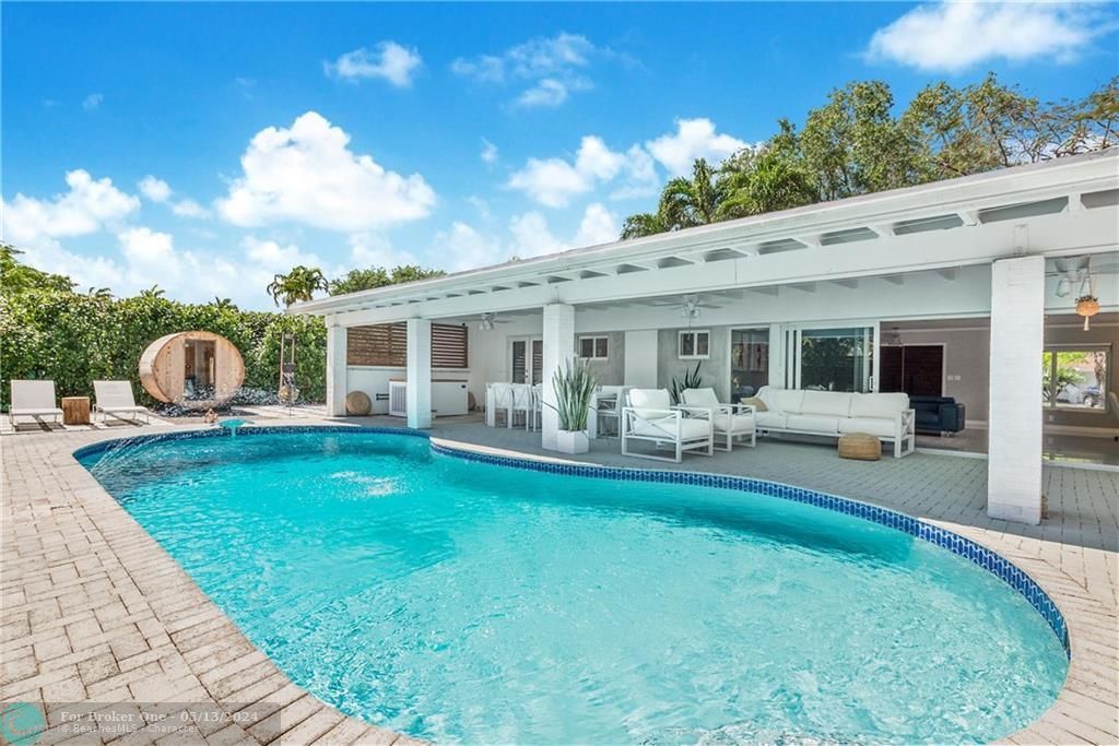 Recently Sold: $1,795,000 (4 beds, 3 baths, 2414 Square Feet)