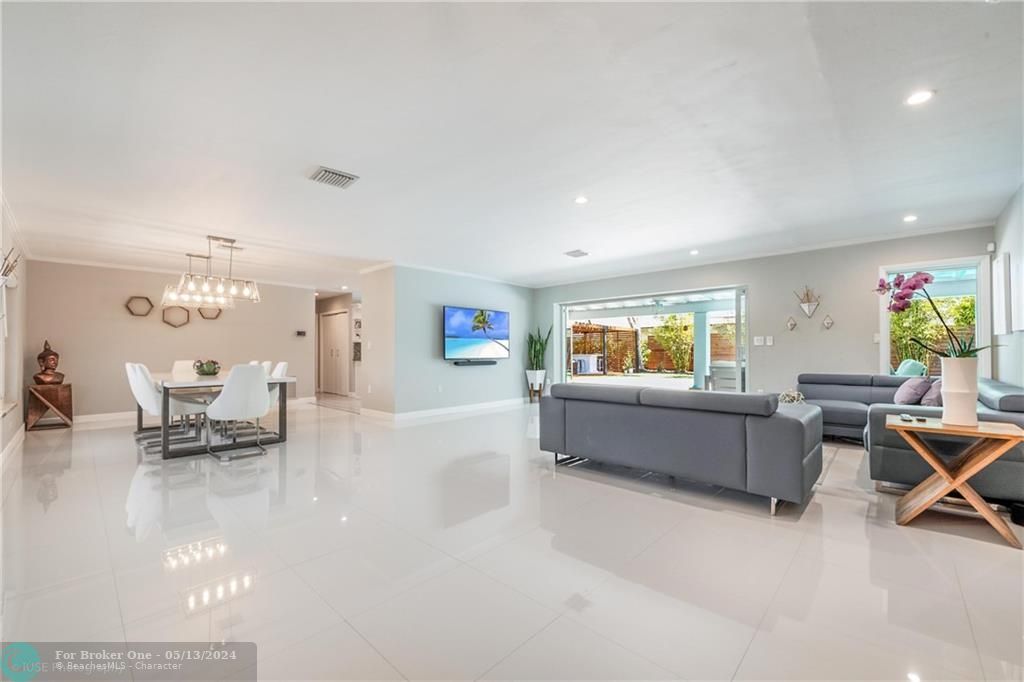 Recently Sold: $1,795,000 (4 beds, 3 baths, 2414 Square Feet)