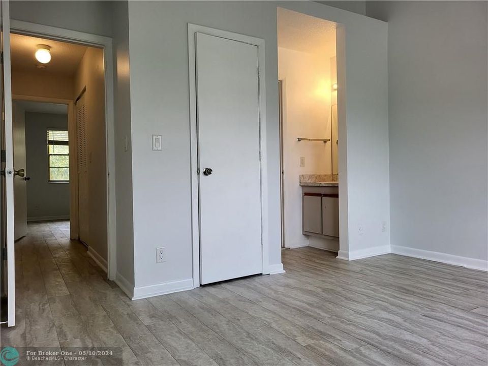 Recently Sold: $239,000 (2 beds, 1 baths, 1040 Square Feet)