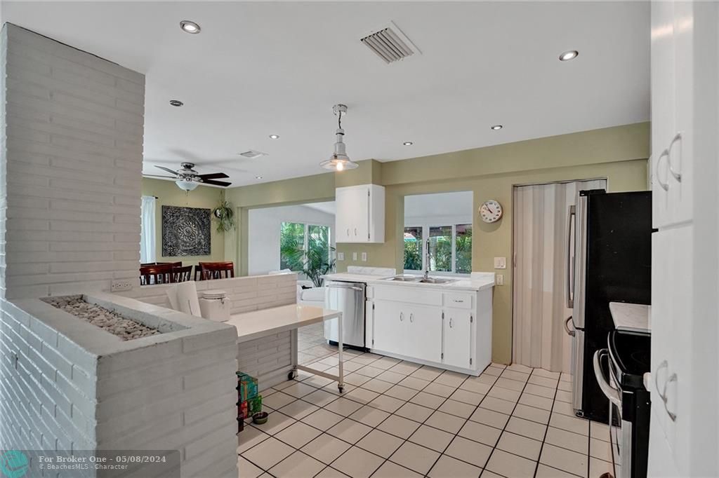 Recently Sold: $995,000 (3 beds, 2 baths, 1776 Square Feet)