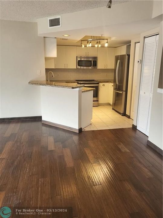 Recently Rented: $2,750 (2 beds, 2 baths, 1054 Square Feet)