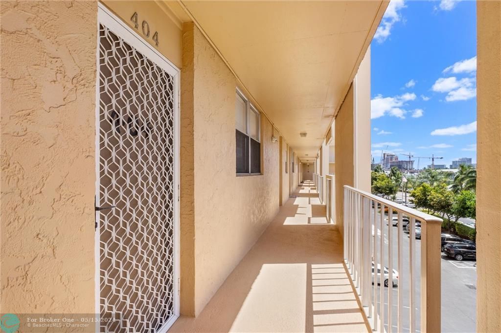 Recently Sold: $350,000 (1 beds, 1 baths, 724 Square Feet)