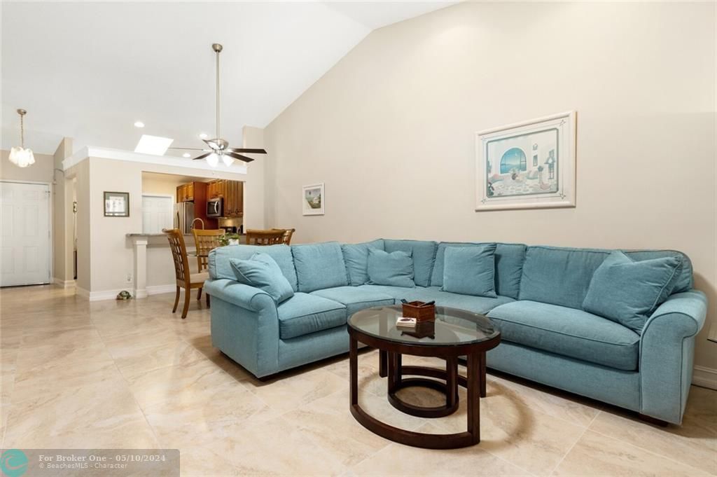 Recently Sold: $350,000 (3 beds, 2 baths, 1190 Square Feet)