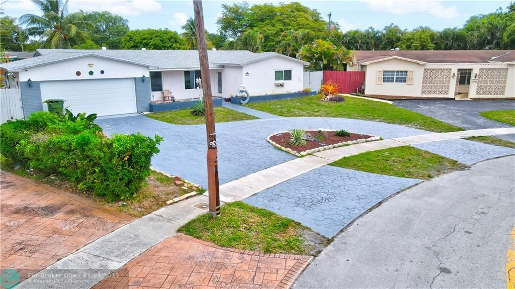 Active With Contract: $635,000 (3 beds, 2 baths, 2087 Square Feet)