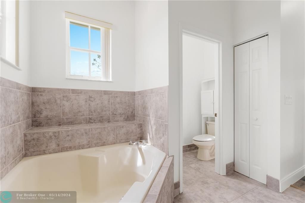 最近售出: $675,000 (4 贝兹, 2 浴室, 2099 平方英尺)