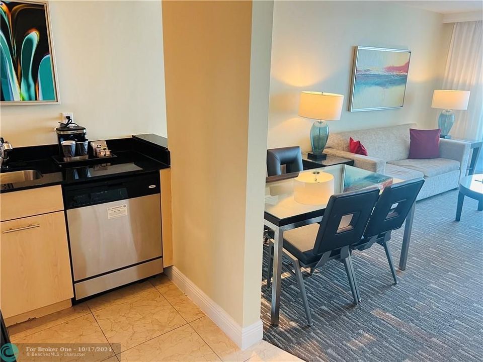 For Sale: $285,000 (1 beds, 1 baths, 548 Square Feet)