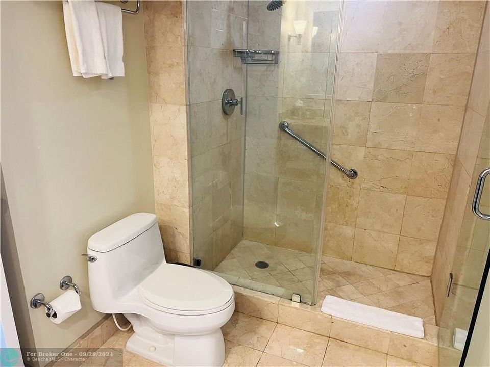 For Sale: $285,000 (1 beds, 1 baths, 548 Square Feet)