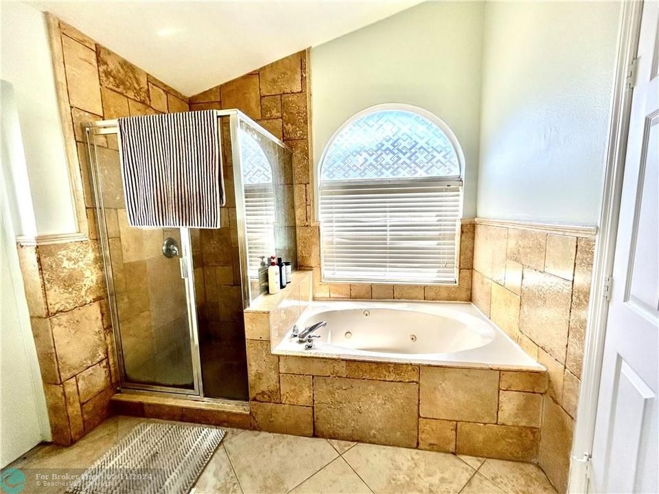 最近售出: $390,000 (4 贝兹, 2 浴室, 1730 平方英尺)