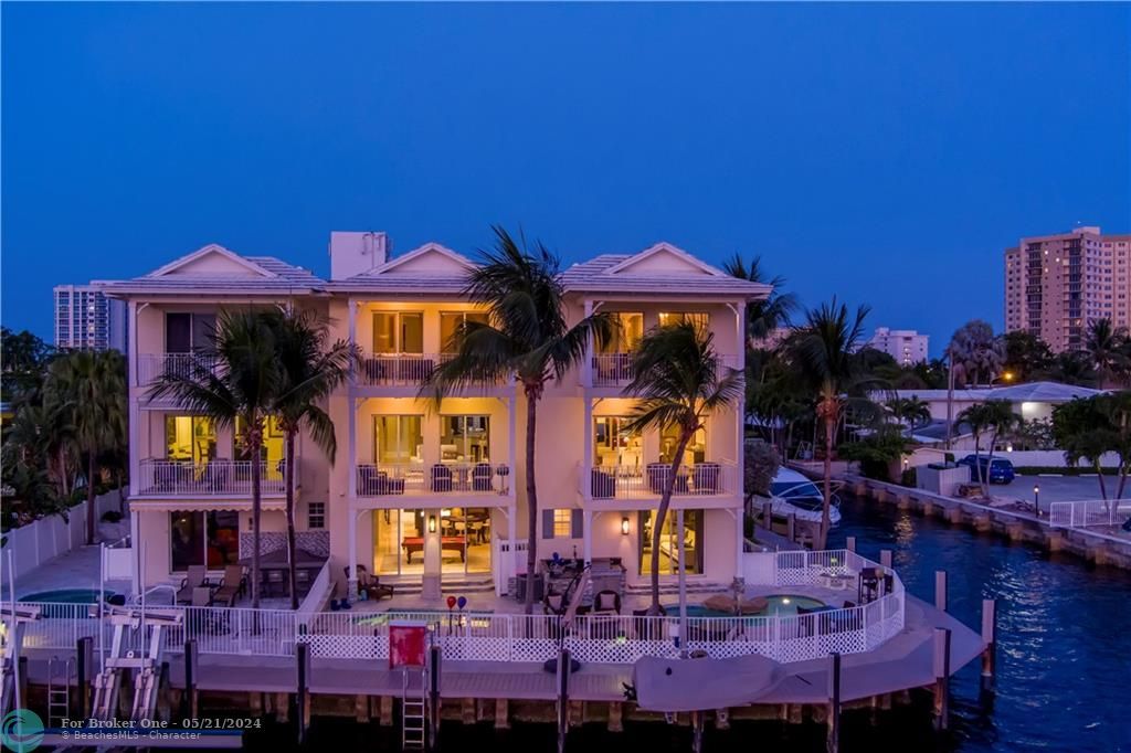 Recently Sold: $3,975,000 (5 beds, 8 baths, 7276 Square Feet)