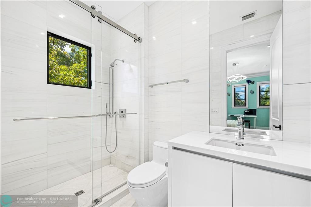 最近售出: $6,395,000 (5 贝兹, 6 浴室, 6875 平方英尺)