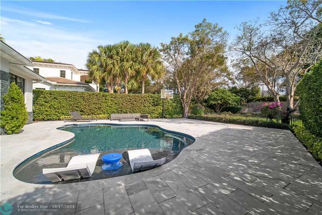 Recently Sold: $1,449,000 (5 beds, 3 baths, 2816 Square Feet)