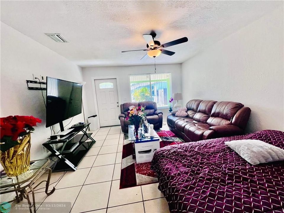 Recently Sold: $285,000 (2 beds, 2 baths, 899 Square Feet)