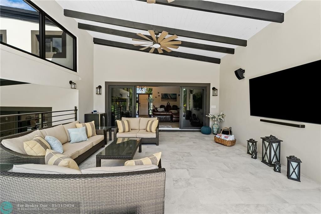 Recently Sold: $2,095,000 (3 beds, 3 baths, 2217 Square Feet)