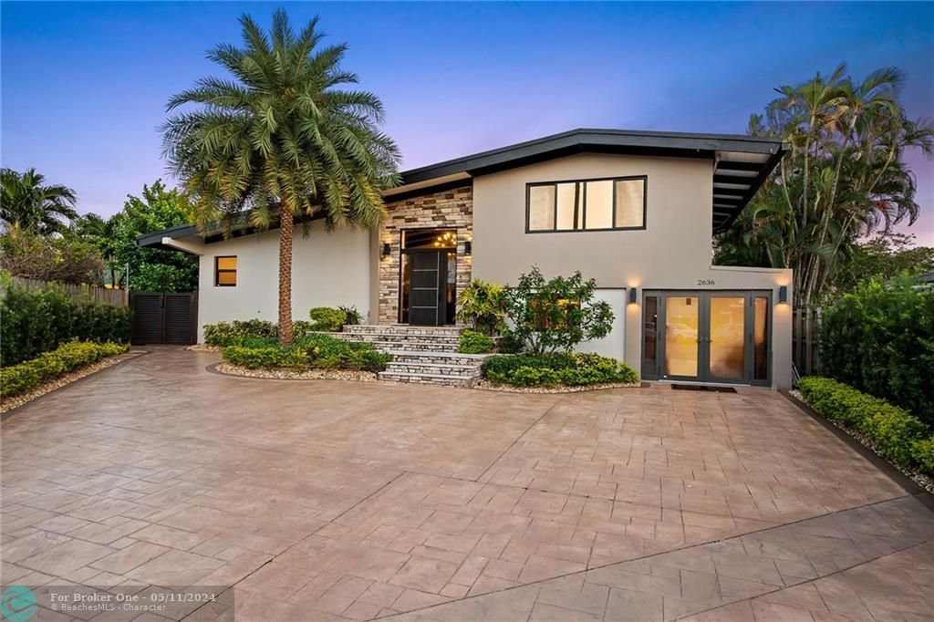 Recently Sold: $2,095,000 (3 beds, 3 baths, 2217 Square Feet)