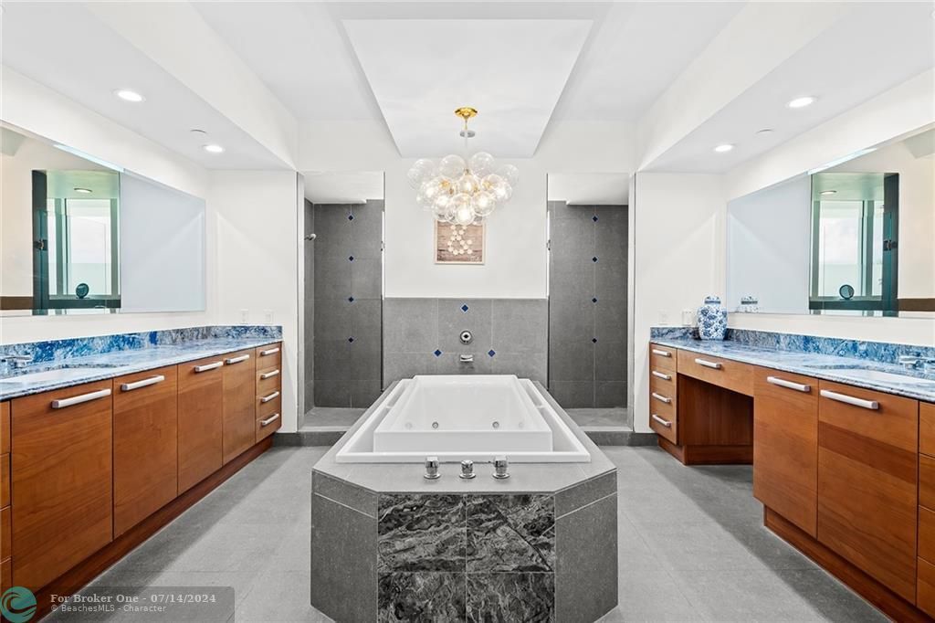 Недавно продано: $2,350,000 (4 спален, 3 ванн, 3886 Квадратных фут)