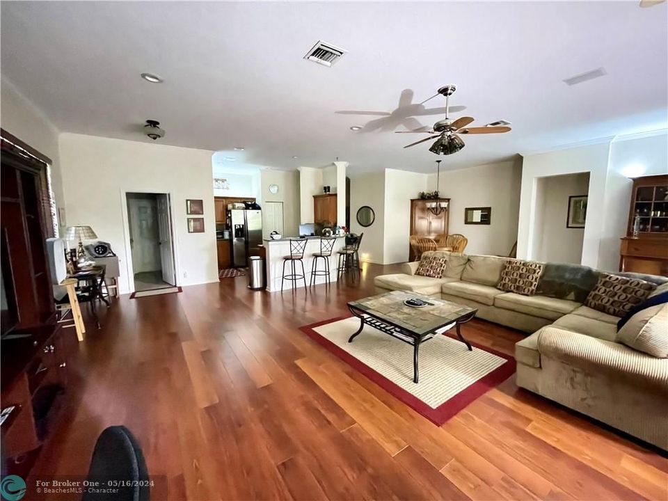 Recently Sold: $850,000 (3 beds, 2 baths, 2401 Square Feet)