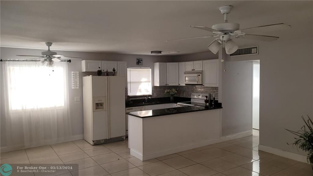 For Sale: $149,900 (2 beds, 2 baths, 883 Square Feet)