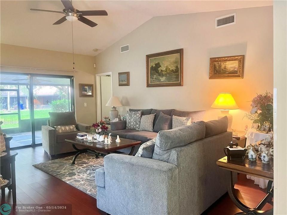 Recently Sold: $418,000 (3 beds, 2 baths, 1341 Square Feet)