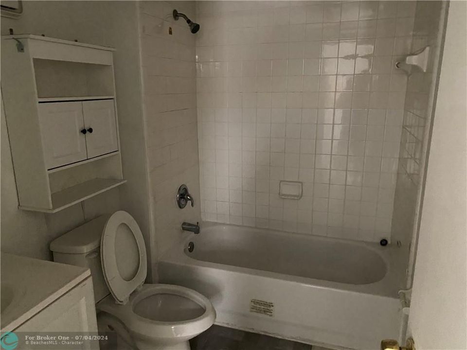 最近售出: $189,000 (2 贝兹, 2 浴室, 949 平方英尺)