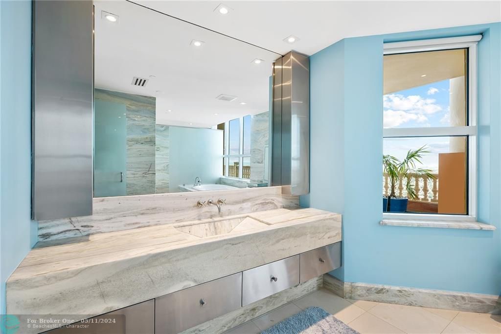 Active With Contract: $4,995,000 (5 beds, 4 baths, 4247 Square Feet)