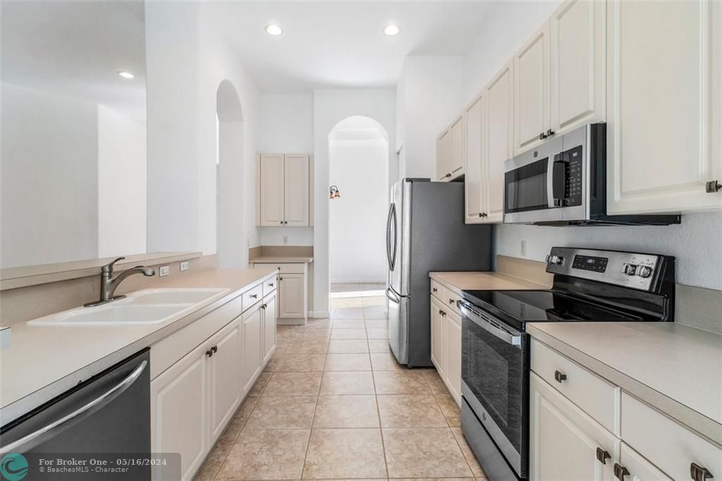 Recently Sold: $649,900 (3 beds, 2 baths, 1913 Square Feet)