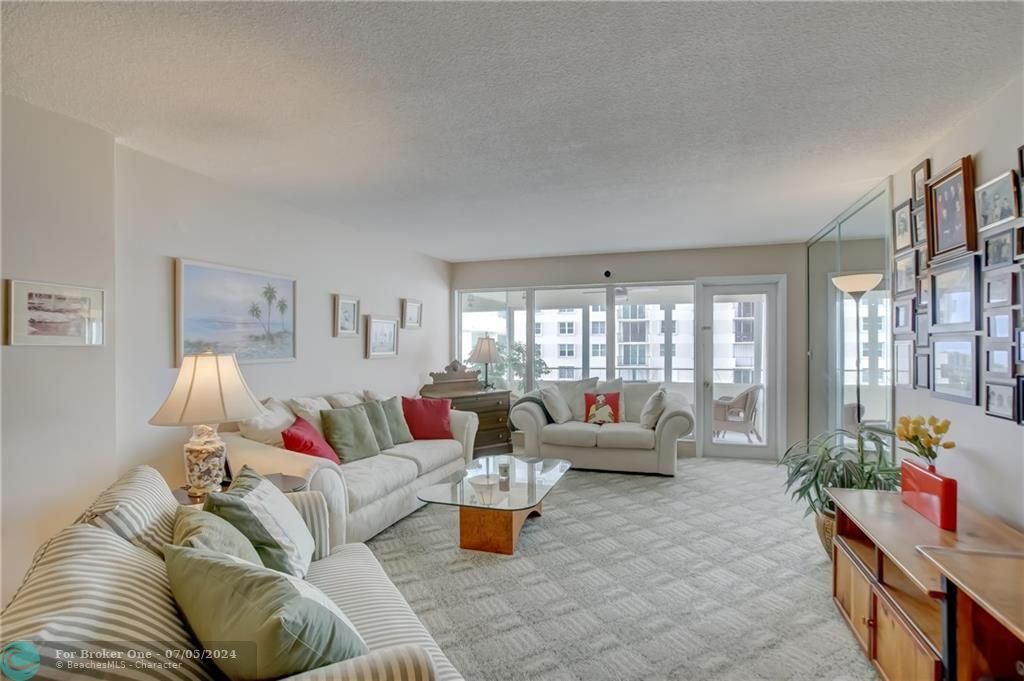 Recently Sold: $233,900 (1 beds, 1 baths, 662 Square Feet)