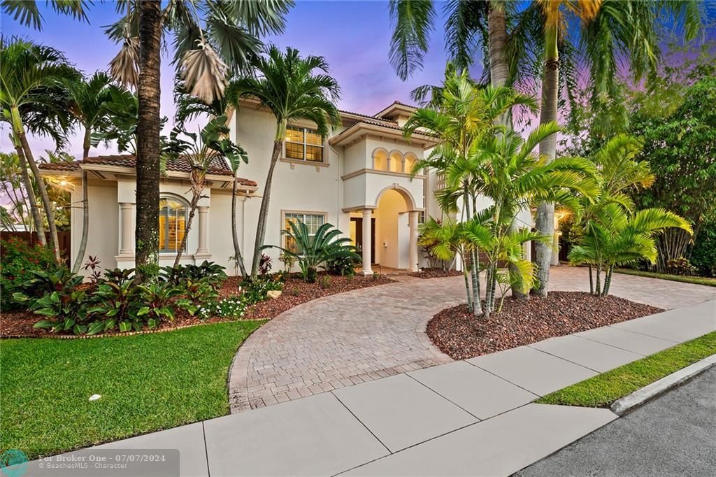 Recently Sold: $2,550,000 (6 beds, 6 baths, 4177 Square Feet)