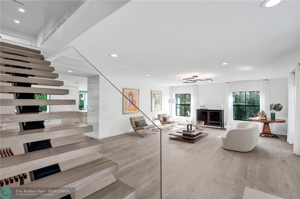 Recently Sold: $4,348,000 (5 beds, 4 baths, 5128 Square Feet)