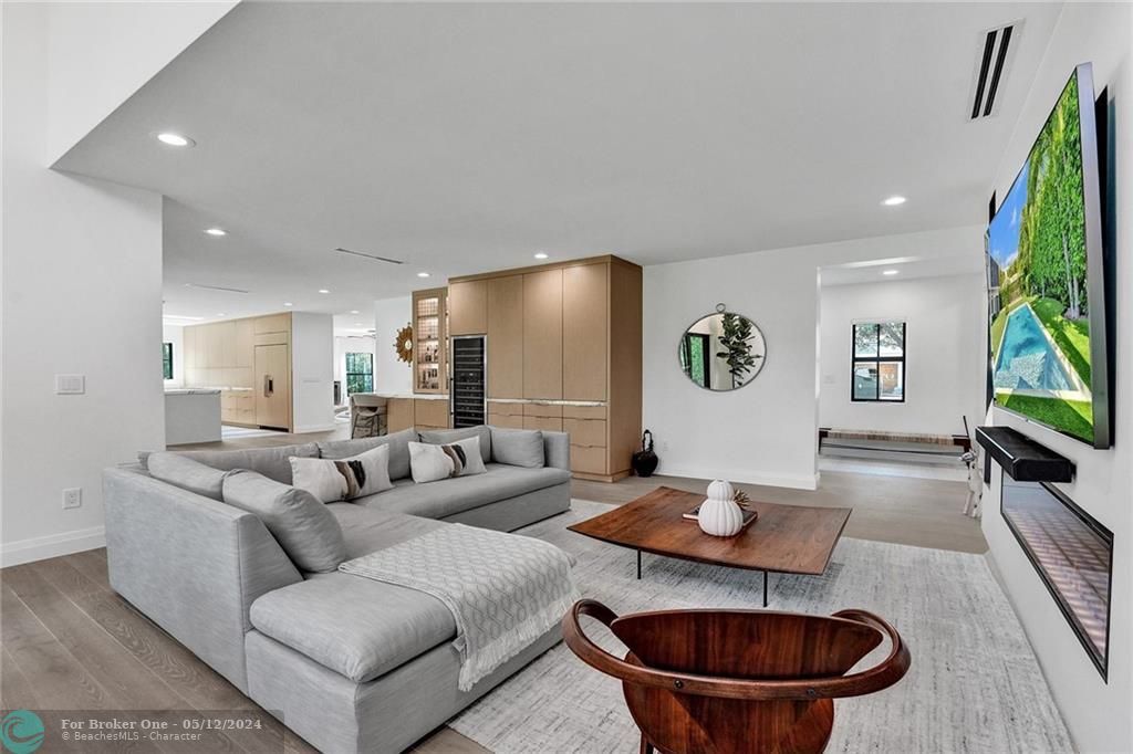 Recently Sold: $4,348,000 (5 beds, 4 baths, 5128 Square Feet)