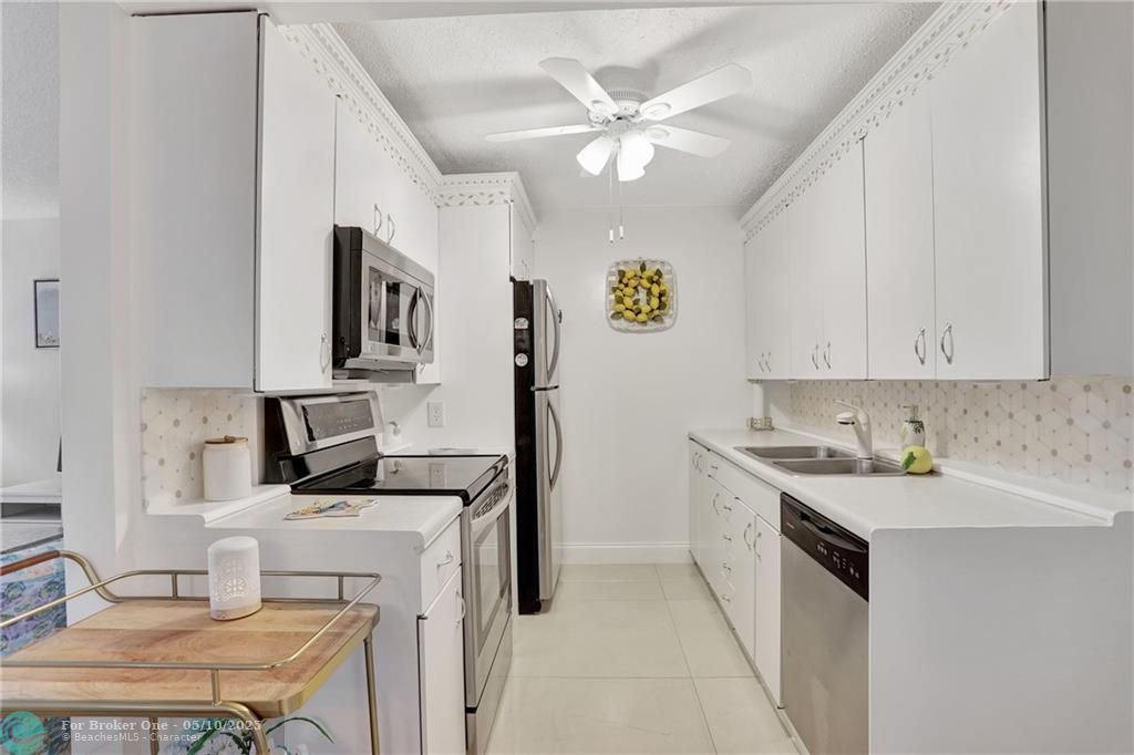 For Sale: $185,000 (1 beds, 1 baths, 837 Square Feet)