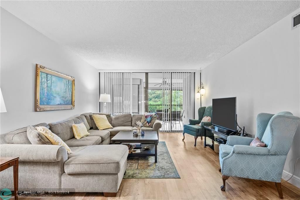 Recently Sold: $345,000 (2 beds, 2 baths, 1383 Square Feet)