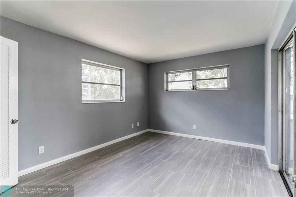 For Sale: $294,900 (2 beds, 1 baths, 861 Square Feet)