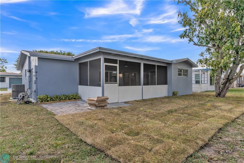 For Sale: $294,900 (2 beds, 1 baths, 861 Square Feet)