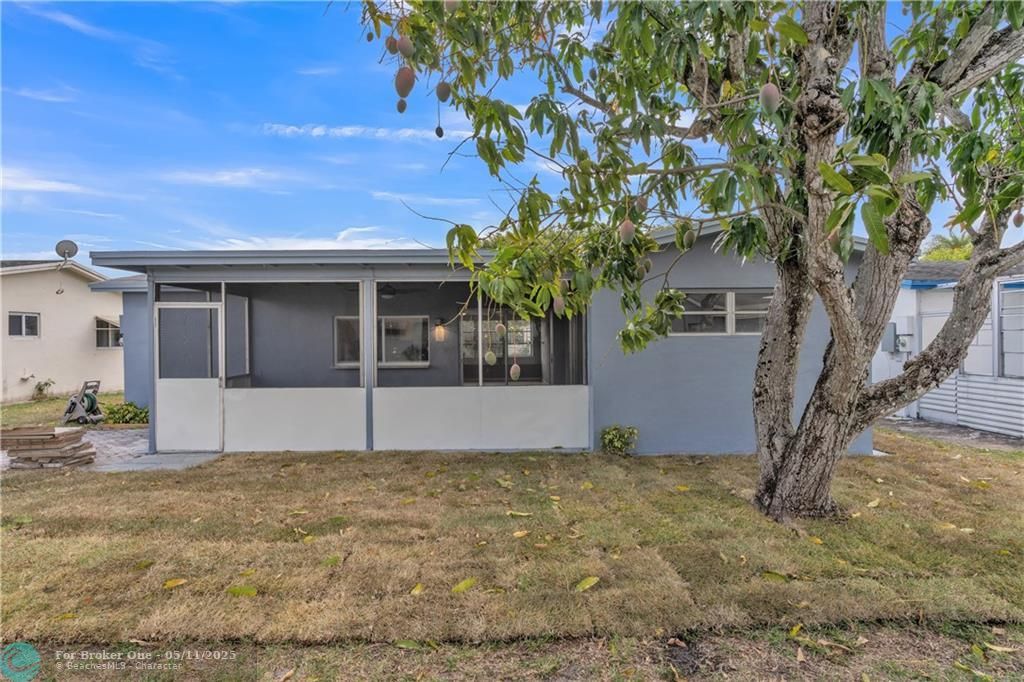 For Sale: $294,900 (2 beds, 1 baths, 861 Square Feet)