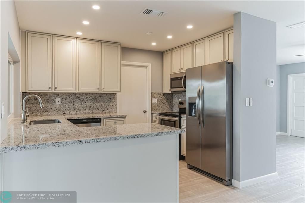 For Sale: $294,900 (2 beds, 1 baths, 861 Square Feet)