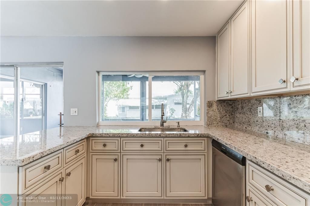For Sale: $294,900 (2 beds, 1 baths, 861 Square Feet)